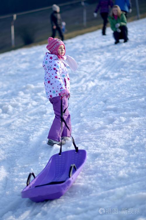 快乐的女孩滑雪橇,冬天好玩, 雪, 滑雪橇的家庭