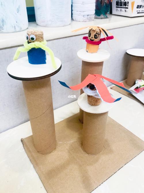 班里实在太穷,画架拿冰棍和木片自制,再用直筒木片,纸板做展示架