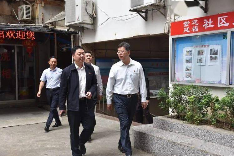 区领导慰问奋战一线普查两员入户走访普查登记现场
