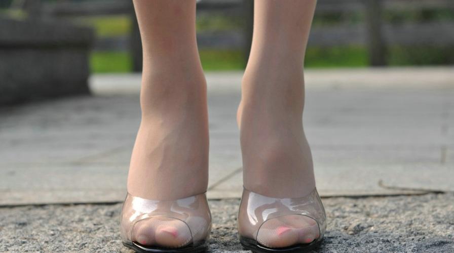 肉色丝袜长腿美女大胆外拍照片