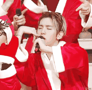 (来源:onlylady女人志)   suho和伯贤以充满喜气的红色圣诞装扮登场