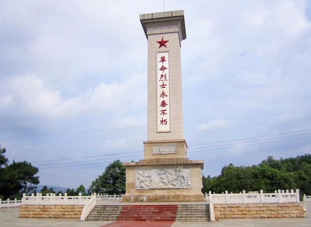 烈士陵园里屹立着柳州市革命烈士纪念碑,纪念碑坐北朝南,纪念广场可