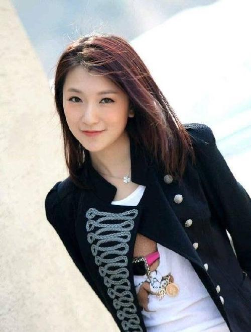 在众多女徒弟中赵本山对金玫玫的赞赏颇高,觉得她乖巧