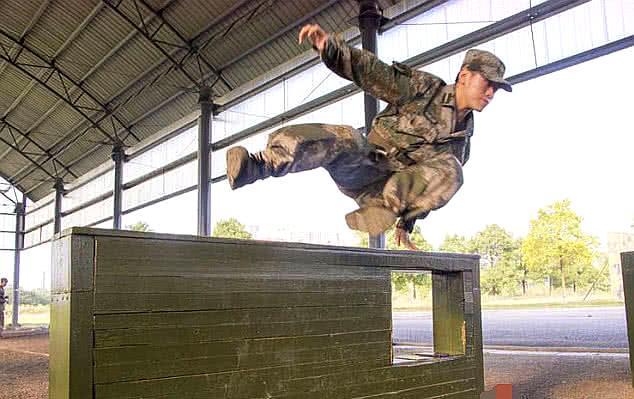 有一种训练叫部队的四百米障碍跑,看完这些项目,真的腿软!