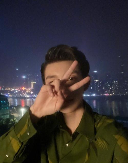 20岁第一天的自拍王源把头发梳成大人模样帅气比耶