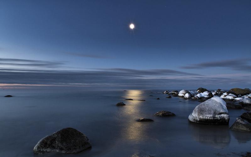 海岸砾石夜晚风景
