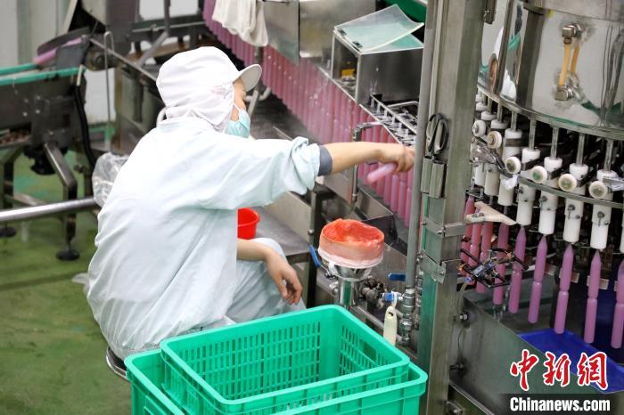 旺旺集团山东总厂复工.图为工厂工人在生产线工作. 杨飞 摄