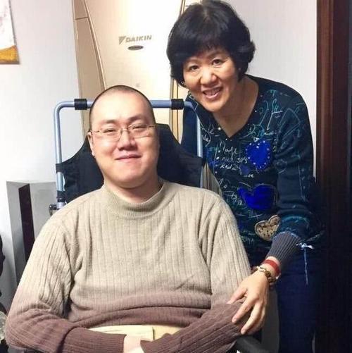 郎平携丈夫女儿看望汤淼,瘫痪13年逼走妻子,婴儿车主人成了救赎