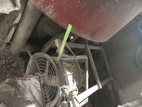 渣跨钢包修砌搅拌机电机三角带传动部位无防护罩,废气风机需清离.