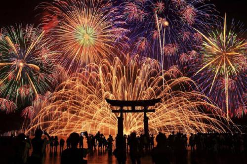 买很多吃的,玩的,最后一起看烟花这好像是在烟火大会又好像是夏日祭