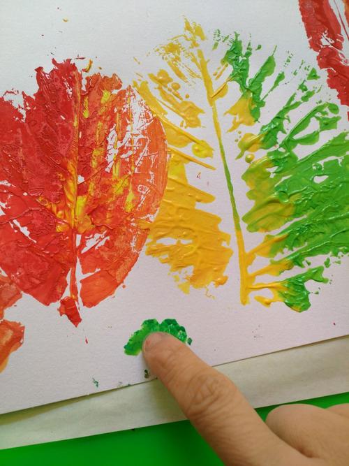 用棉签对拓印的叶脉画的进行添加. 2,树干的添加