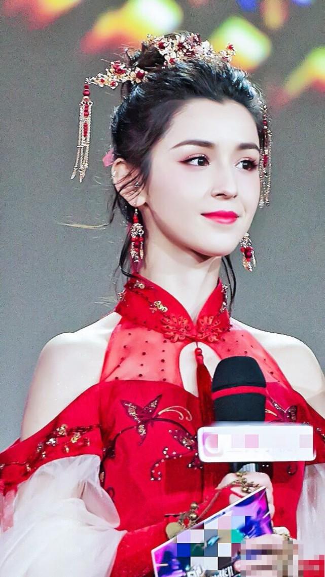 哈妮克孜五官精致深邃,红衣造型很美,带着异域风情