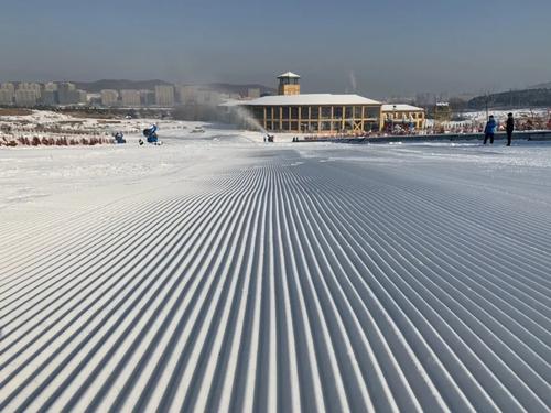 地中海滑雪场采用独具特色的"面条雪"铺设雪面图源|地中海游乐园公众