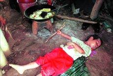 图为4岁的小女孩在吃饭时被雷电击中,倒在锅灶边死去,锅中炒粉尚温