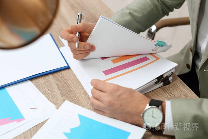 商人在办公室桌上做文件特写