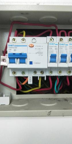 空气开关怎么接线,师傅以前没有接,看着不舒服