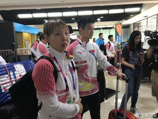 国乒10小将出征亚运!马龙丁宁率大部队送行 龙队紧握樊振东手加油