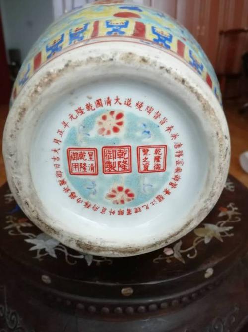 清朝乾隆唐英的乾隆元年陶瓷作品有(皇亲乾隆御用)(乾隆御用之宝)这