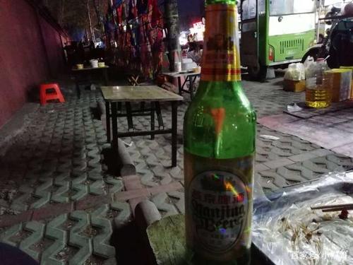 北方夜市文化,朋友,先来一口吧,这种啤酒配上特色北方炸串,味道可是一