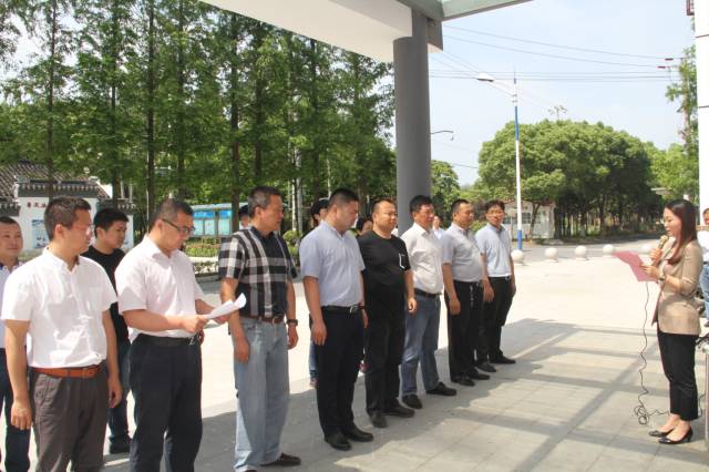 镇党委副书记,镇长朱艳主持揭牌仪式(灵湖村)