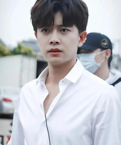 任嘉伦白衬衫绝了!皮肤被衬托更白皙,难怪被称赞