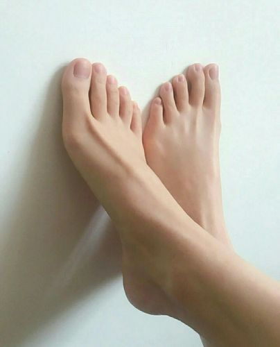 女孩子的脚怎么样才算好看呐?