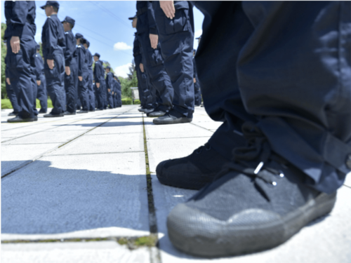 透过炙热的阳光,一名名英姿飒爽的年轻警察在训练场上迈着整齐稳健的