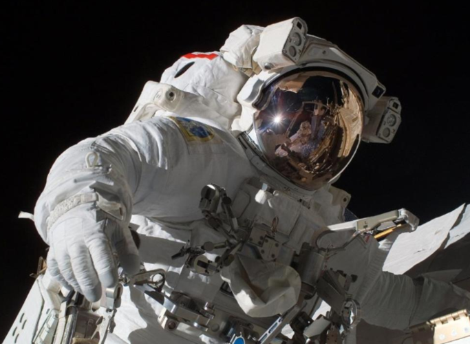 当时神七返回地面时,只带回了一双手套,而舱外航天服和轨道舱一起坠入