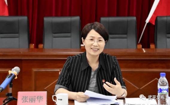 4月27日下午,县长张丽华在大禾镇上湖村主持召开武北片区乡镇工作