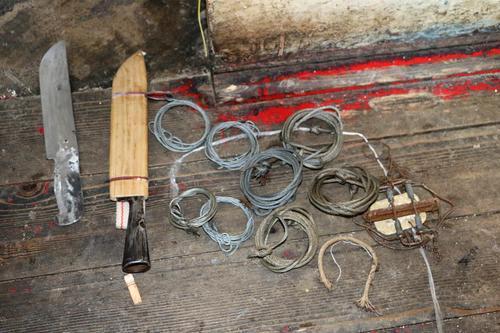 他为了猎捕野生动物谋取非法利益,于2016年10月末,用自制猎捕野猪绳套