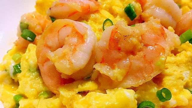 做这道虾仁滑蛋的时候我们首先需要准备好所需食材,适量虾仁,3个鸡蛋