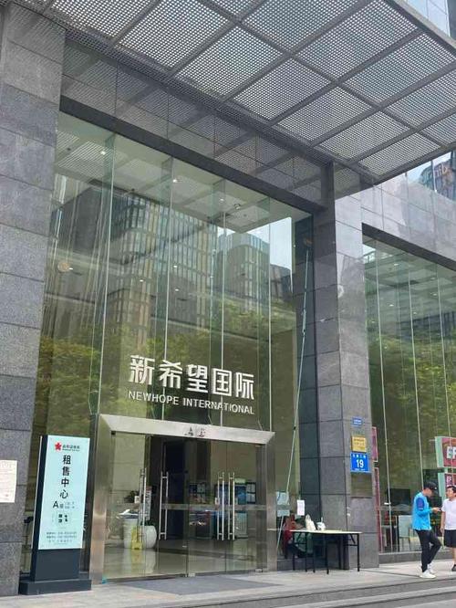 新希望国际-"别的都还好 就是每天上下班高峰期的电梯 .