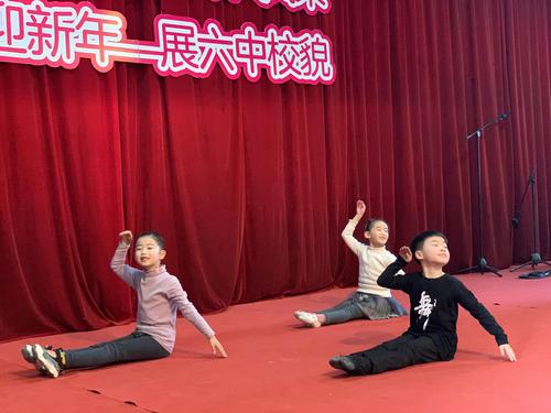 2.冯孜晨,胡耀文等同学舞蹈《鹅鹅鹅》