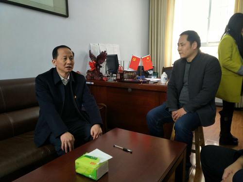 武都区教育局党组书记,局长刘海东深入旧城山小学检查