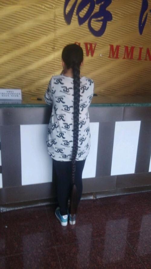 长发拖地的年轻妈妈