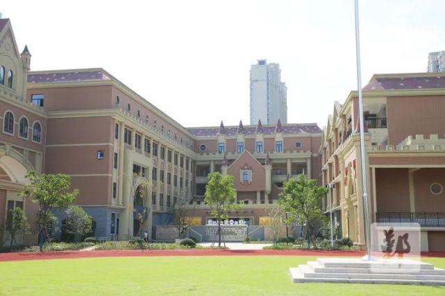 东南小学海晏路校区位于潘火街道,设计规模为42班,总建筑面积36200