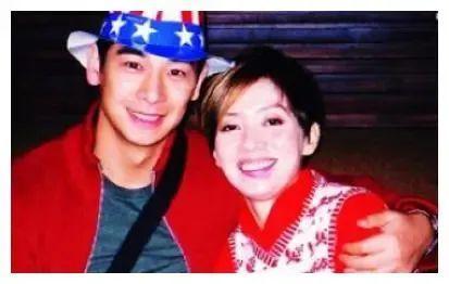 被掴巴掌,退避东南亚时陪着她,保护她的男友阿 ben(原型应该是演员