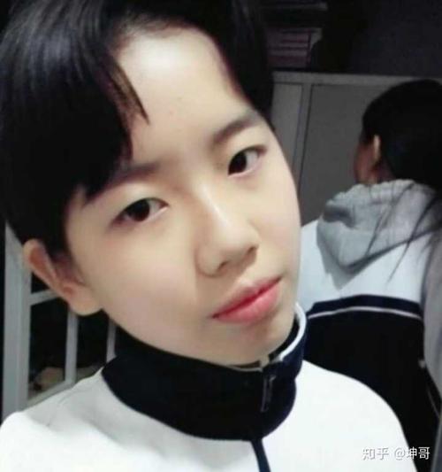 高一短头发,舍友帮我弄得扮男的照片,有点帅气  有位舍友拿来发pyq