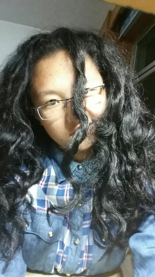 作为一个头发自来卷的年轻女性,在生活中有怎样的体验?
