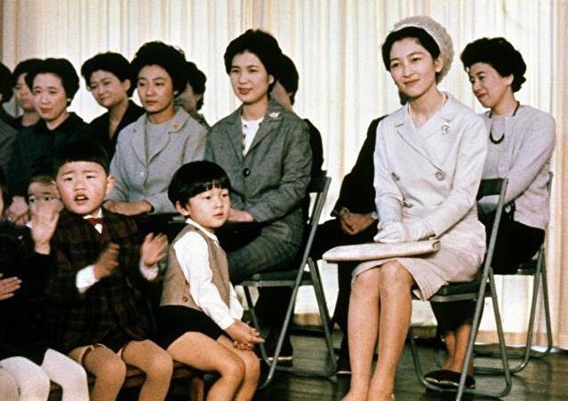 日本德仁天皇对雅子皇后三十年如一日的痴情是一副美丽的枷锁