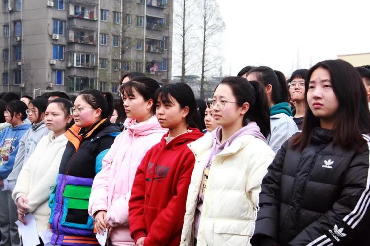 宣誓言豪情满怀 战高考金榜题名 ——洪雅中学举行高2018级冲刺高考