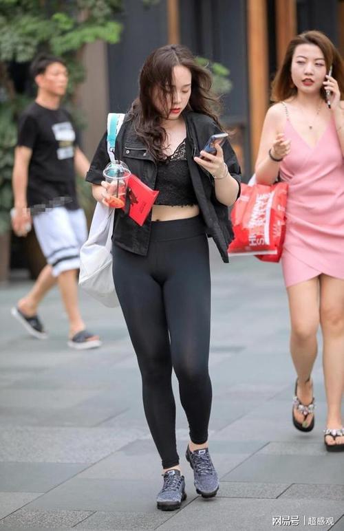 街拍:紧身美女的紧身潮流装穿出鼓鼓的凹凸弧线