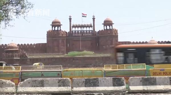 视频|印度患者自备氧气排队求医 新德里封城延长一周