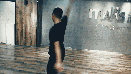 需要强调拍摄背景时,拉远镜头.