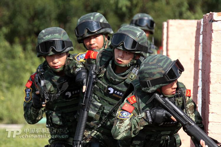 武警雪豹突击队配先进装备练反恐战术