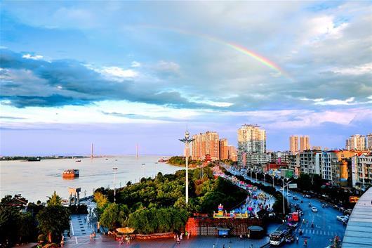 图为:鄂州滨江公园远眺.