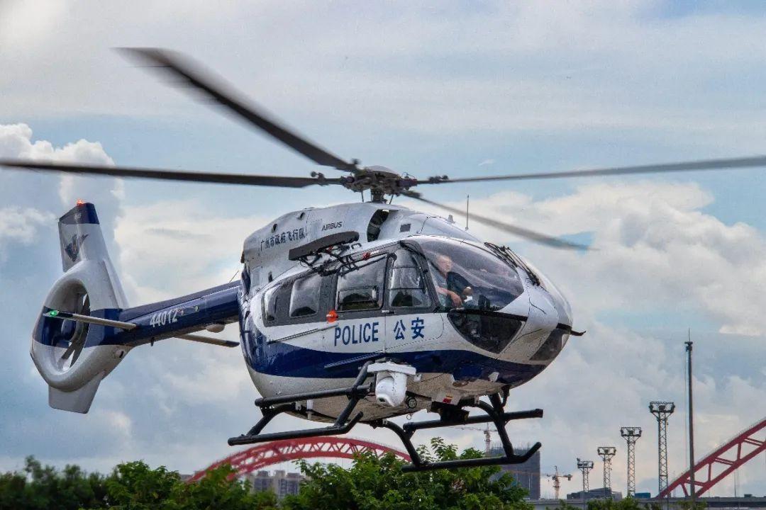 青年民警微视角祖国我在羊城天空说爱你走进警航青年罗艳娟奋战的一天