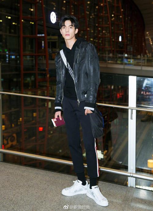 宋威龙受邀出席dg大秀 启程米兰大长腿机场抢镜