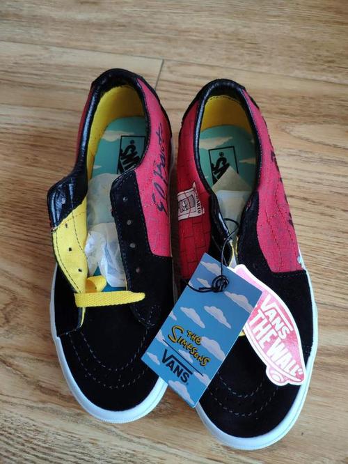 这款vans低帮板鞋辛普森联名款采用了华夫大底的设计.