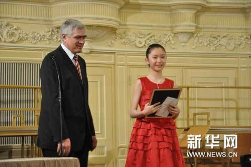 陈子仪在接受主办方颁奖.